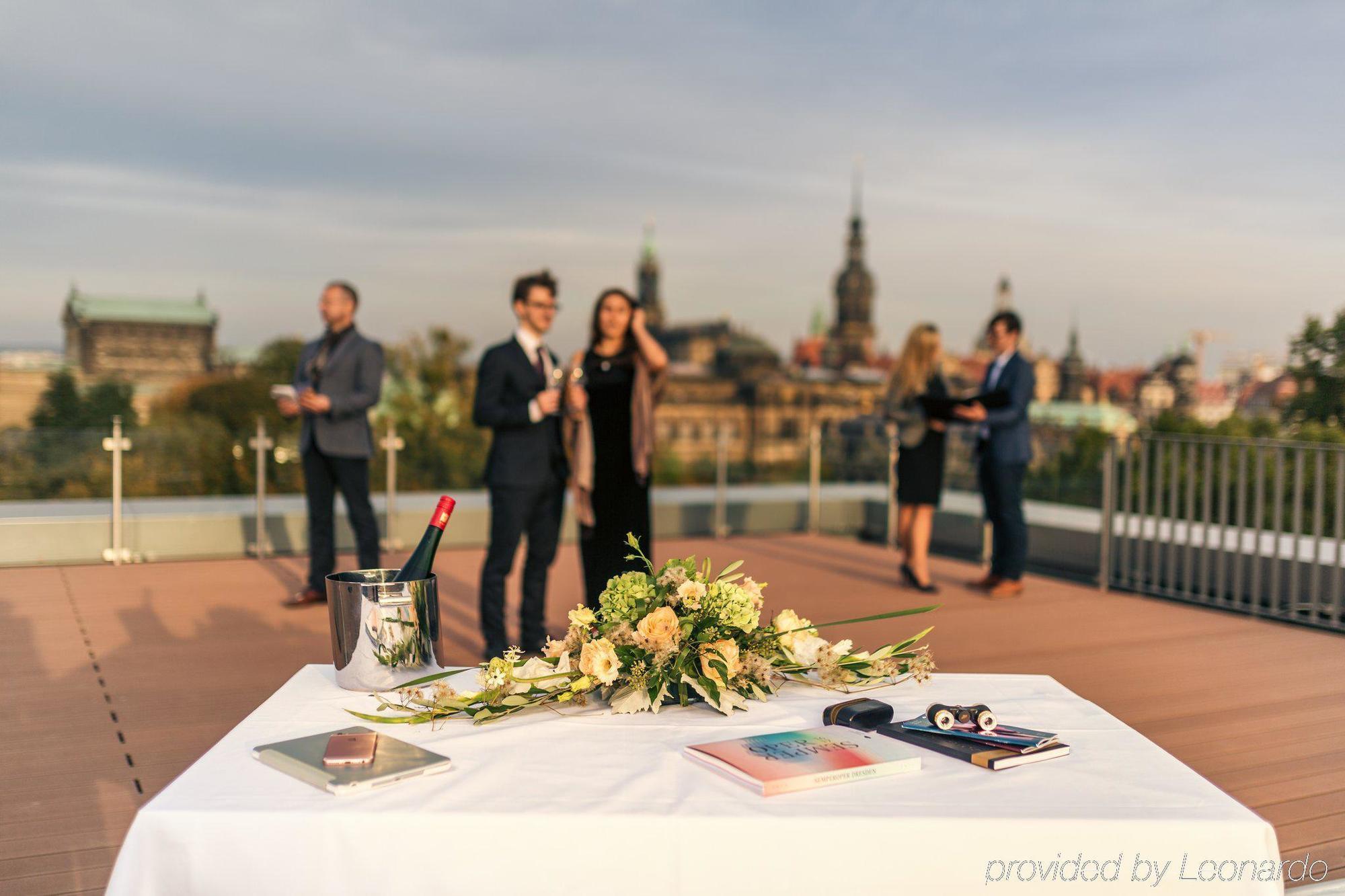 Residenz Am Zwinger Aparthotel Dresden Bagian luar foto The wedding ceremony